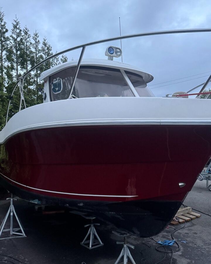 Samme Arvor 215 med dyp, speilblank rød gelcoat etter polering