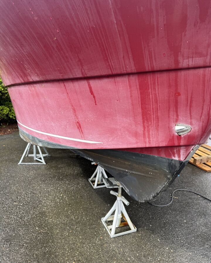 Nærbilde av matt, oksidert rødt skrog før polering