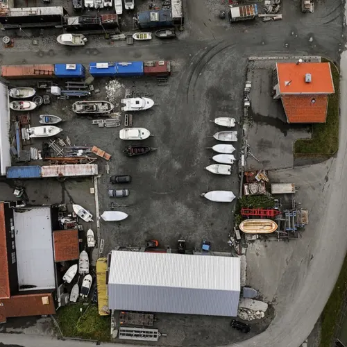 Dronebilde rett ovenfra av båtopplaget og hallen